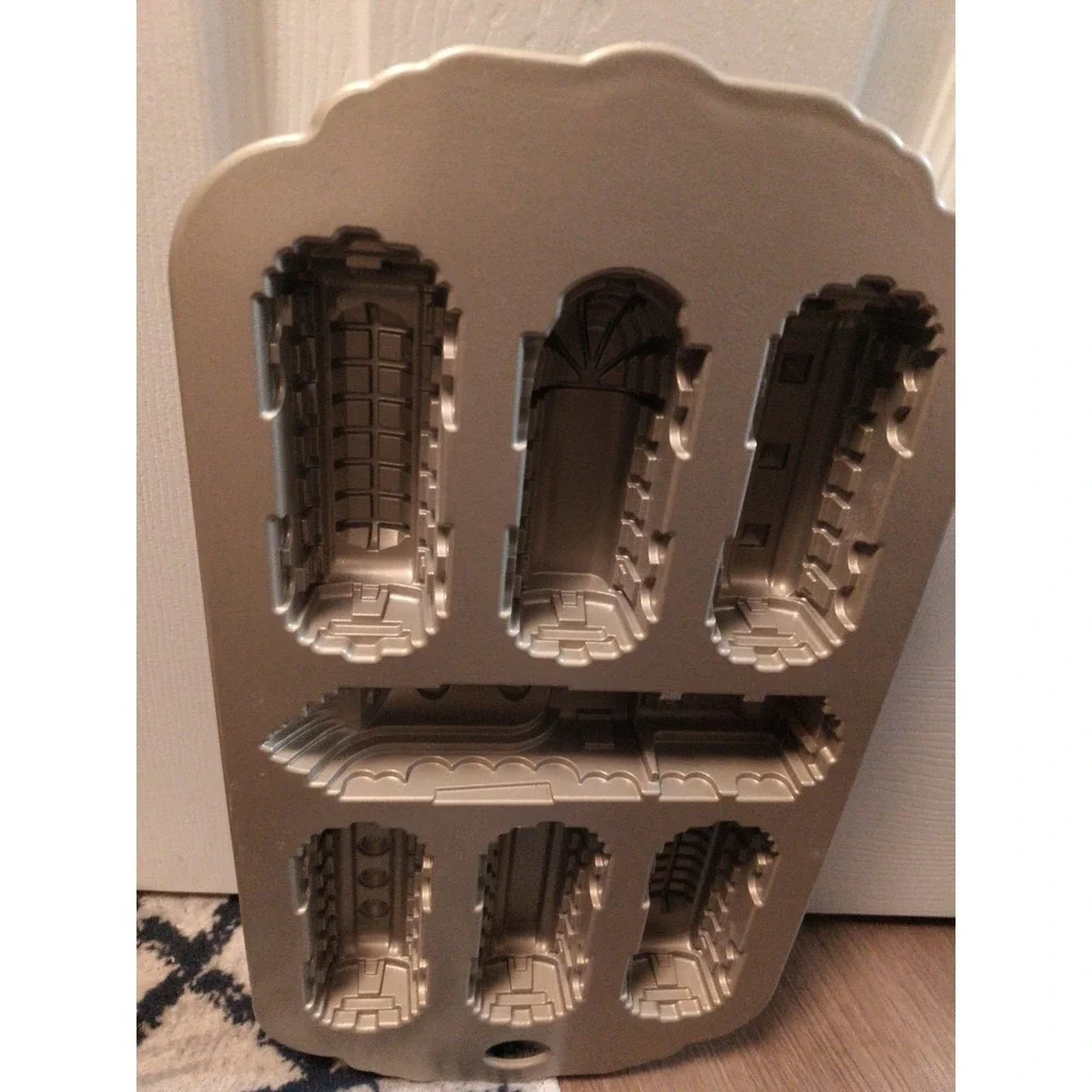 Williams Sonoma Nordic Express Train 6 Cars Cake Cakelet Bakeware Pan Made USA